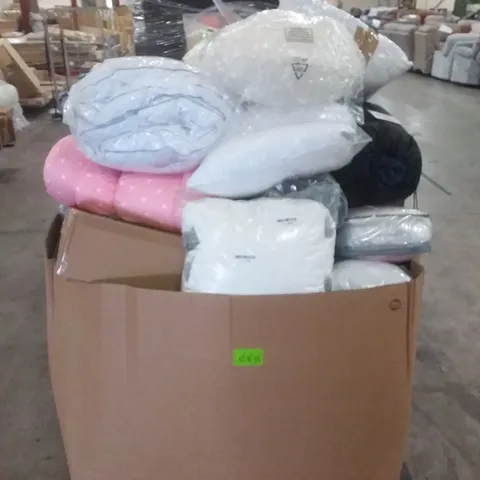 PALLET OF ASSORTED BEDDING ITEMS TO INCLUDE PILLOWS, QUILTS, MATTRESS TOPPERS ETC