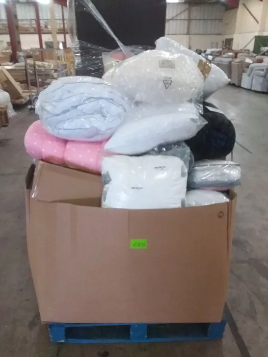 PALLET OF ASSORTED BEDDING ITEMS TO INCLUDE PILLOWS, QUILTS, MATTRESS TOPPERS ETC