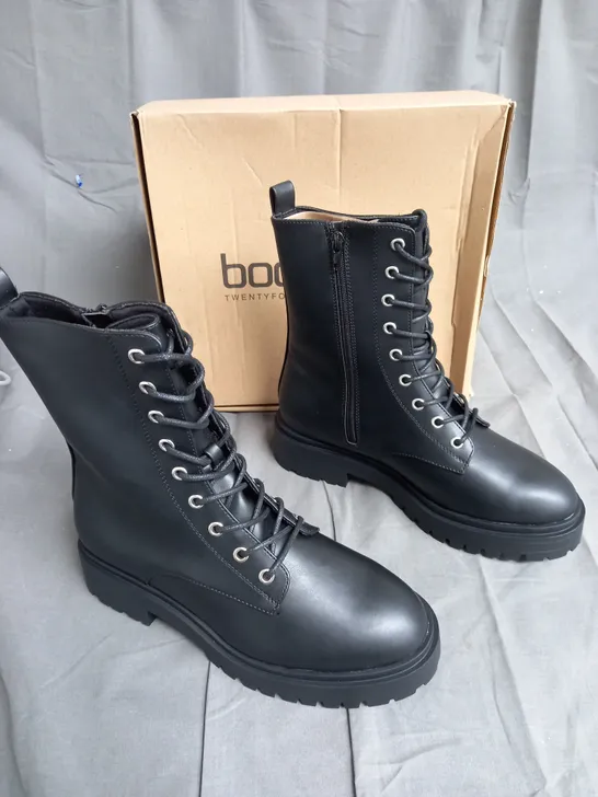 BOXED PAIR OF BOOHOO WIDE FIT HIGH ANKLE CHUNKY LACE UP BOOTS BLACK SIZE UK 6
