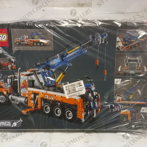 LEGO TECHNIC HEAVY-DUTY TOW TRUCK SET