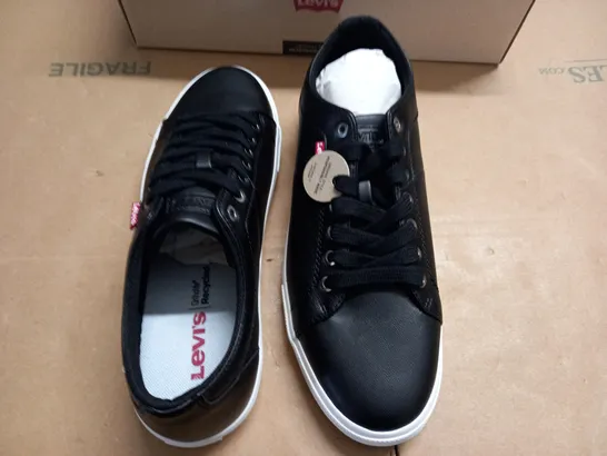 BOXED BRAND NEW LEVIS WOODWARD TRAINERS IN BLACK - UK 8