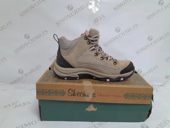 BOXED PAIR OF SKECHERS TREGO ALPINE TRAIL WATERPROOF BOOTS IN NATURAL SIZE 4