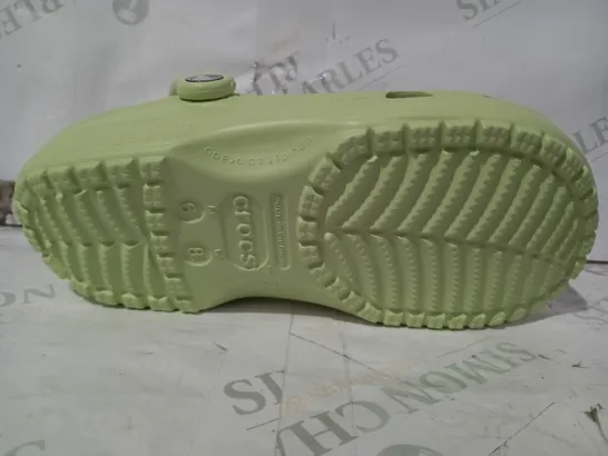 BOXED PAIR OF CROCS CLASSIC IN CELERY GREEN SIZE M6/W8