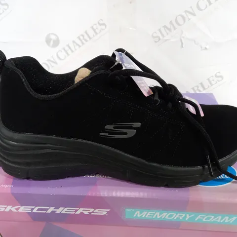 BOXED PAIR OF SKETCHERS MEMORY FOAM FASHION F WEDGE TRAINERS IN BLACK - UK 6