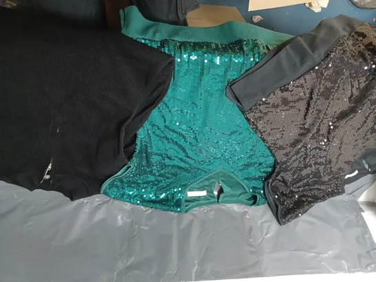 BOX OF APPROXIMATELY 6 ASSORTED PIECES OF CLOTHING IN VARIOUS STYLES, SIZES, AND BRANDS 