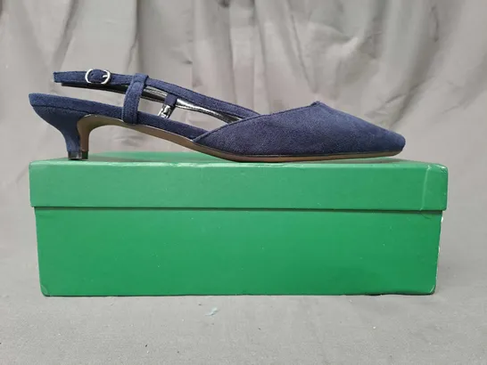 BOXED PAIR OF DESIGNER CLOSED TOE LOW HEEL SHOES IN NAVY EU SIZE 42