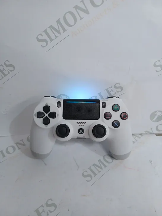 WIRELESS PS4 CONTROLLER IN WHITE