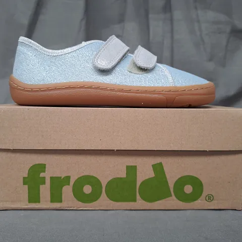 BOXED PAIR OF FRODDO BAREFOOT CANVAS KIDS SHOES IN SILVER EU SIZE 29