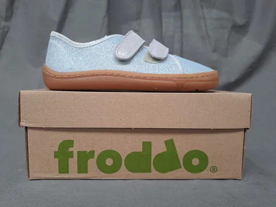 BOXED PAIR OF FRODDO BAREFOOT CANVAS KIDS SHOES IN SILVER EU SIZE 29