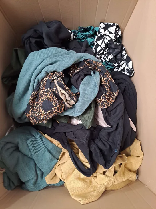 BOX OF APPROX 20 ASSORTED CLOTHING ITEMS TO INCLUDE - JUMPSUIT, JUMPERS, CARDIGANS ETC