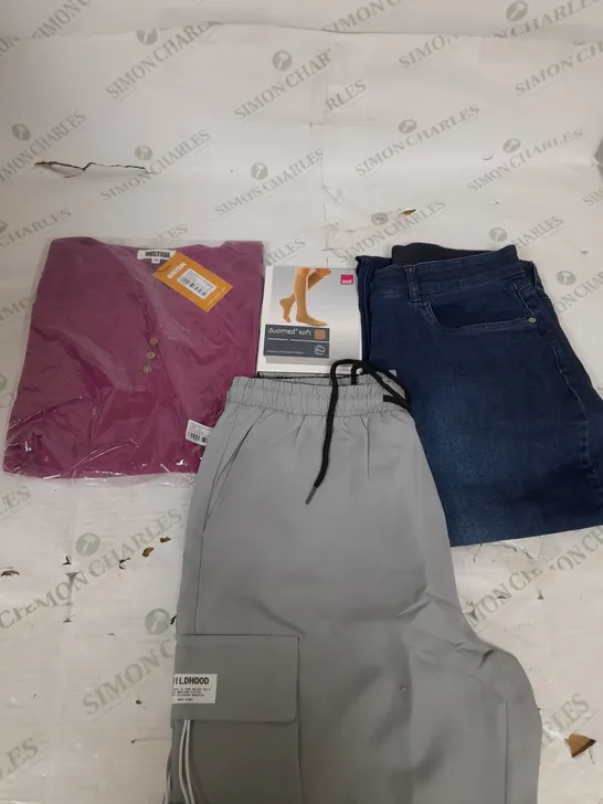 BOX OF APPROXIMATELY 25 ASSORTED CLOTHING ITEMS TO INCUDE - SHORTS  , JEANS  ,SOCKS , TOP   ETC