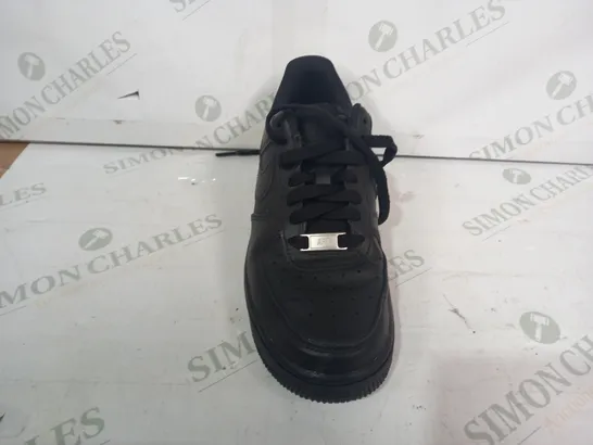 BOXED PAIR OF NIKE AIR FORCE 1 SHOES IN BLACK UK SIZE 4