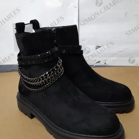 MODA IN PELLE ASTELLA CHAIN BOOT SIZE 5