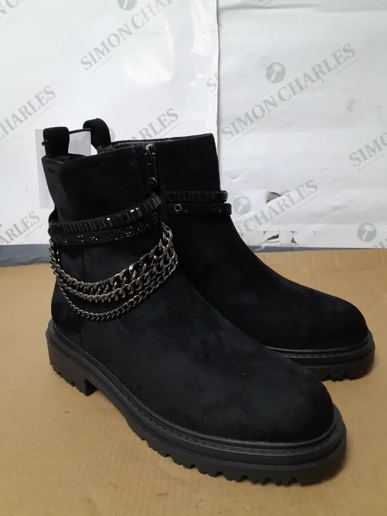 MODA IN PELLE ASTELLA CHAIN BOOT SIZE 5