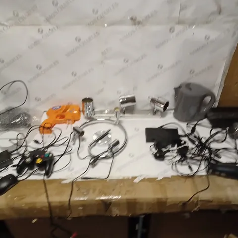 LOT OF APPROXIMATELY 25 HOUSEHOLD GOODS TO INCLUDE WIRED MOUSE, BUBBLE STORM, AND CEILING LIGHT 3 PENDANT ETC. 