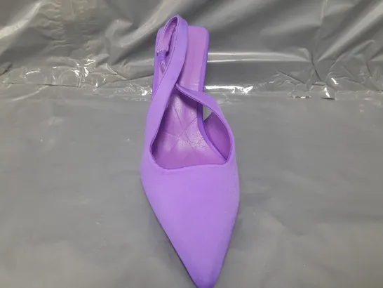 BOXED PAIR OF DESIGNER POINTED TOE HEELED SHOES IN PURPLE EU SIZE 40