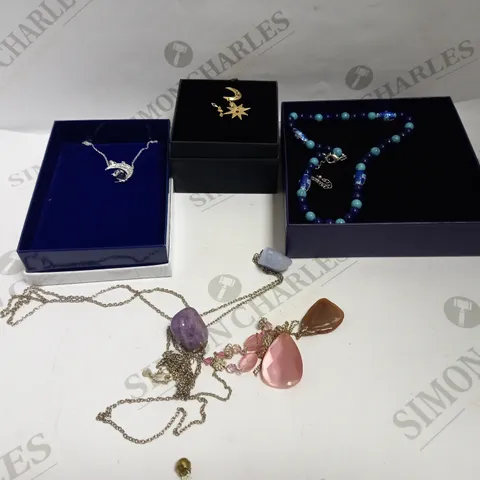 LARGE QUANTITY OF ASSORTED JEWELLERY TO INCLUDE: NECKLACES, RINGS, WATCHES AND EARRINGS