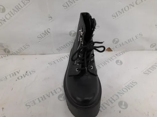 PAIR OF TOPSHOP BOOT IN BLACK - SIZE 40