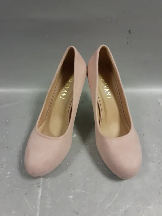 BOXED PAIR OF AJVANI HIGH HEEL PINK SUEDE SHOES - 6