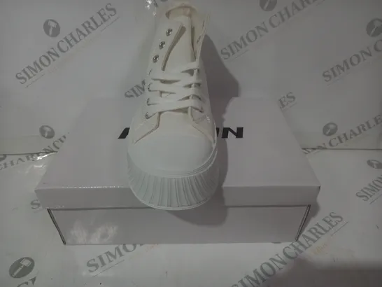 BOXED PAIR OF FASION PLATFORM CANVAS SHOES IN OFF-WHITE EU SIZE 39