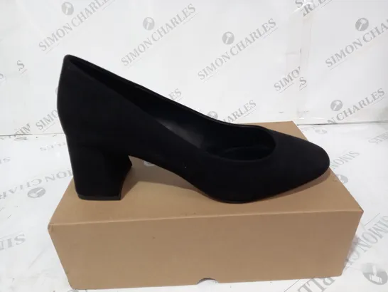 EVERYDAY SUEDE BLACK HEELS SIZE 8