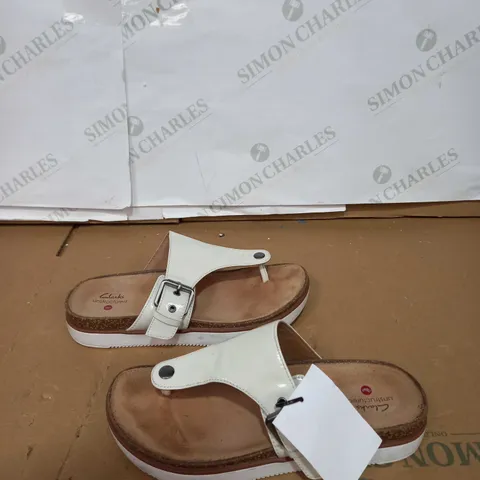 CLARKS UNSTRUCTED WHITE SANDALS SIZE 5