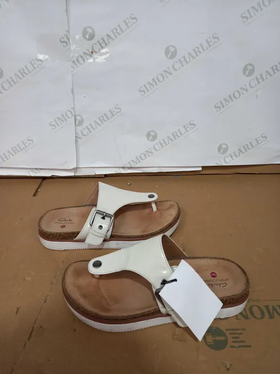 CLARKS UNSTRUCTED WHITE SANDALS SIZE 5