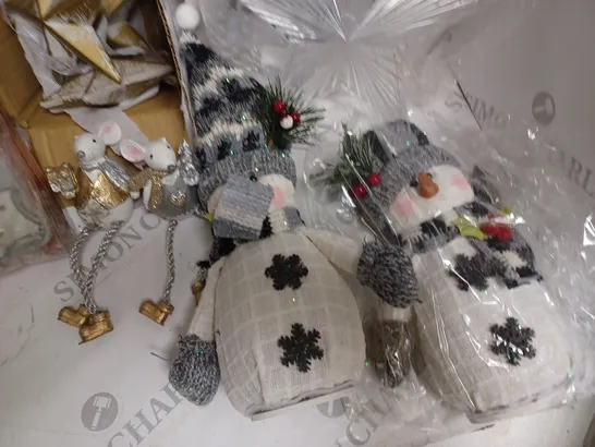 LOT OF 5 ASSORTED SEASONAL ITEMS TO INCLUDE STAR TREE TOPPER, SNOWMEN ROOM LIGHTS AND TREE DECS