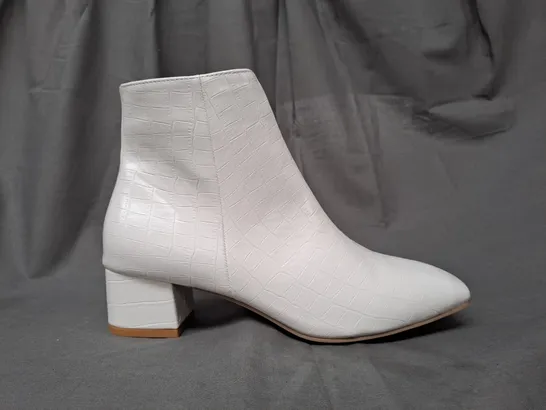 BOXED PAIR OF DESIGNER BLOCK HEEL ANKLE BOOTS IN WHITE EU SIZE 41