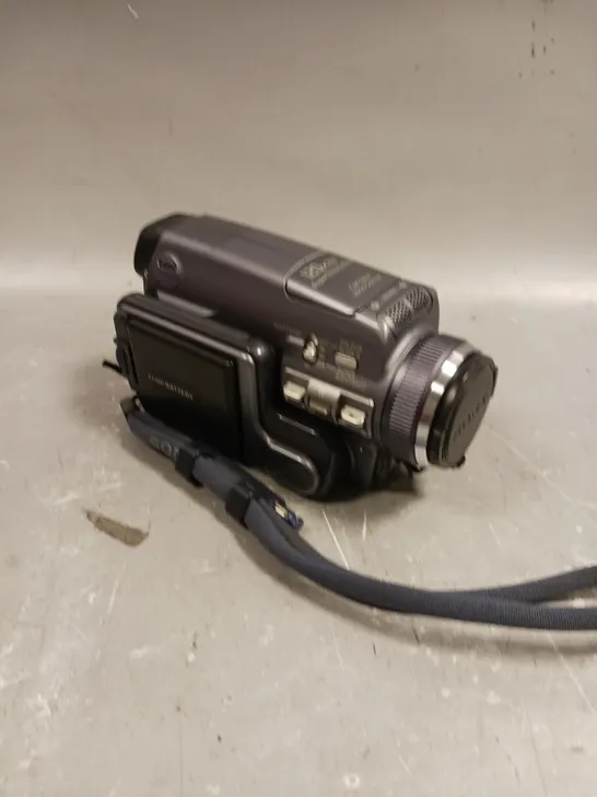 SONY DCR-IP55E DIGITAL VIDEO CAMERA 