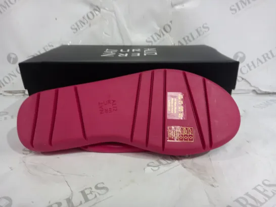 BOXED PAIR OF NATURALIZER SANDALS IN PINK SIZE 6.5