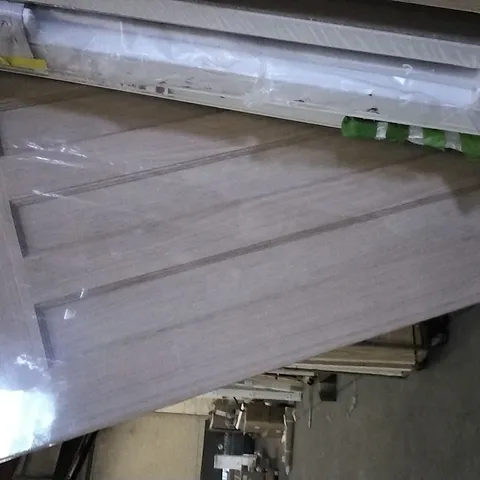 VERTICAL 3 PANEL OAK VENEER INTERNAL DOOR 1981 X 686MM