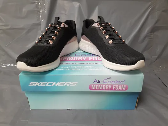 BOXED PAIR OF SKECHERS AIR-COOLED MEMORY FOAM TRAINERS IN BLACK SIZE 7