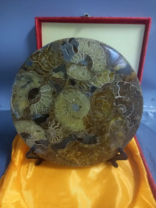 DECORATIVE PLATE WITH STAND