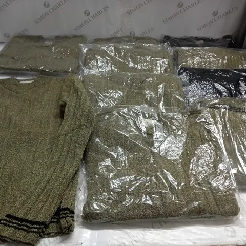 APPROXIMATELY 10 ASSORTED CLOTHING ITEMS IN VARIOUS SIZES AND COLOURS TO INCLUDE JUMPERS, SWEATERS, ETC