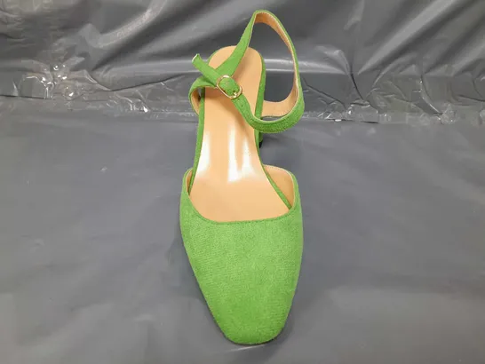 BOXED PAIR OF DESIGNER CLOSED TOE BLOCK HEEL SHOES IN GREEN EU SIZE 36