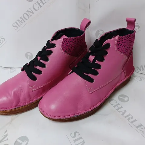 BOXED PAIR OF ADESSO LACE UP SHOES IN FUCHSIA SIZE 6