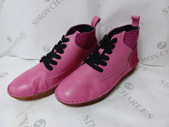 BOXED PAIR OF ADESSO LACE UP SHOES IN FUCHSIA SIZE 6