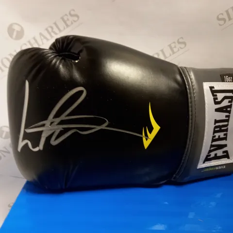 SIGNED EVERLAST BOXING GLOVE