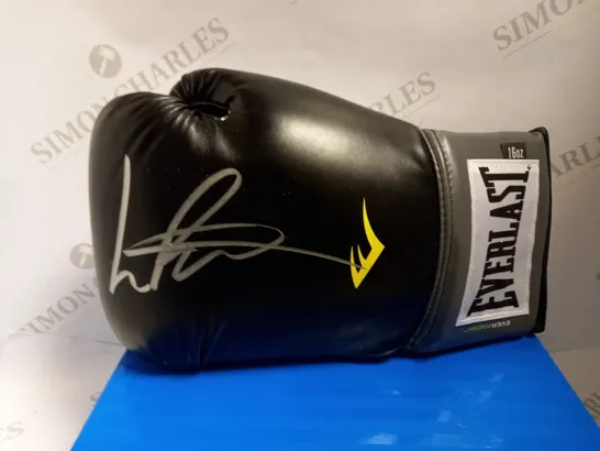 SIGNED EVERLAST BOXING GLOVE