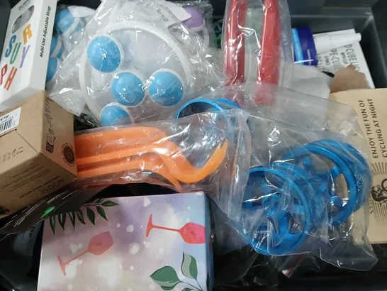 BOX OF APPROXIMATELY 14 ASSORTED ITEMS TO INCLUDE - MOULD MAGIC , Z GRIP PENS , WILSON TENNIS BALL ETC