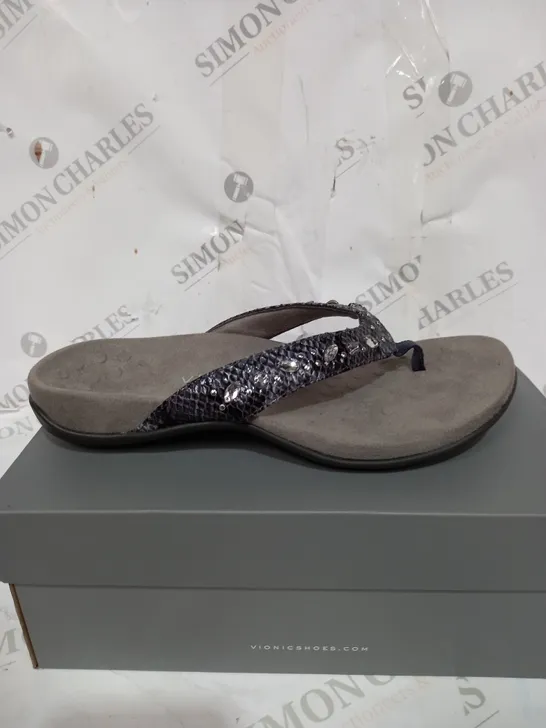 BOXED PAIR OF VIONIC REST LUCIA SANDALS IN SLATE SIZE 6