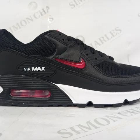 BOXED PAIR OF NIKE AIR MAX TRAINERS IN BLACK UK SIZE 7