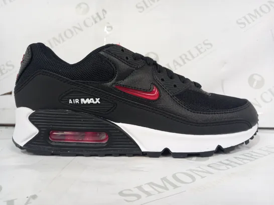 BOXED PAIR OF NIKE AIR MAX TRAINERS IN BLACK UK SIZE 7