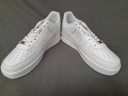 BOXED PAIR OF NIKE AIR FORCE 1 SHOES IN WHITE UK SIZE 8