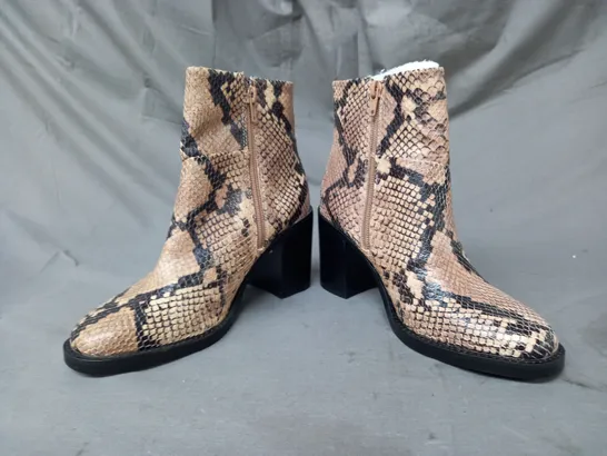 BOXED PAIR OF TENLEY BLOCK HEEL LEATHER ANKLE BOOTS IN BEIGE SNAKE EU SIZE 36