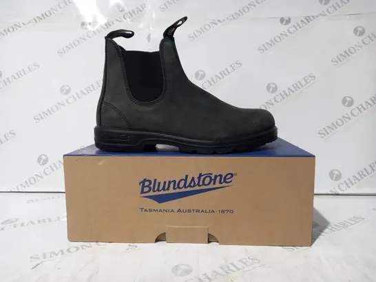 BOXED PAIR OF BLUNDSTONE ELASTIC SIDED BOOTS IN RUSTIC BLACK UK SIZE 7