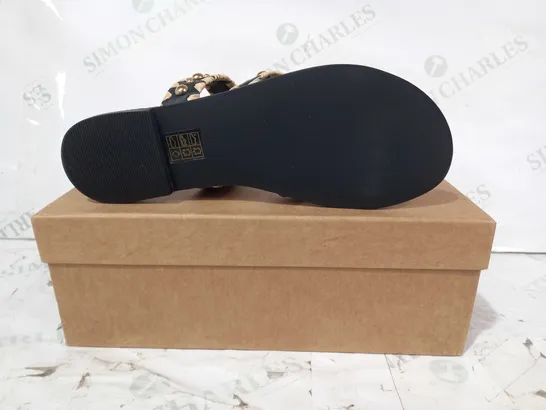 BOXED PAIR OF KAREN MILLER FLAT LEATHER SANDALS IN BLACK/BEIGE W. STUDS SIZE 4