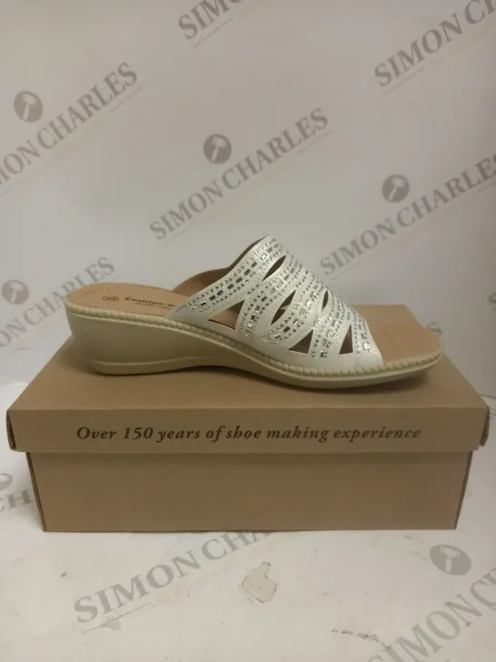 BOXED PAIR OF CUSHION WALK DIAMANTE MULE SHOES - SIZE 5