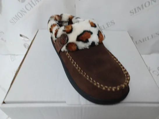 EARTH SLIPPERS IN DARK BROWN - SIZE 5